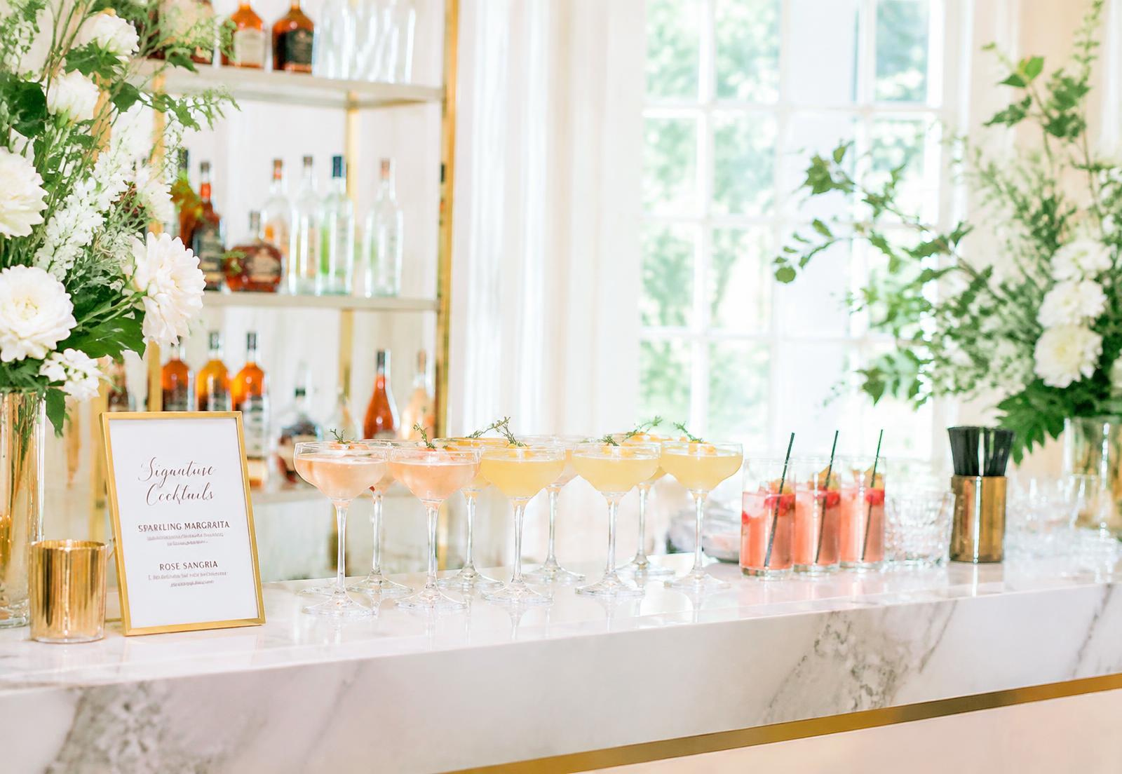 Barra de eventos con cócteles en copas de cristal